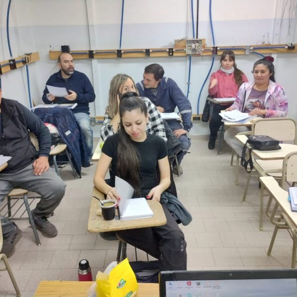 Estudiantes del trayecto “Electricidad Inmueble” en el espacio áulico.