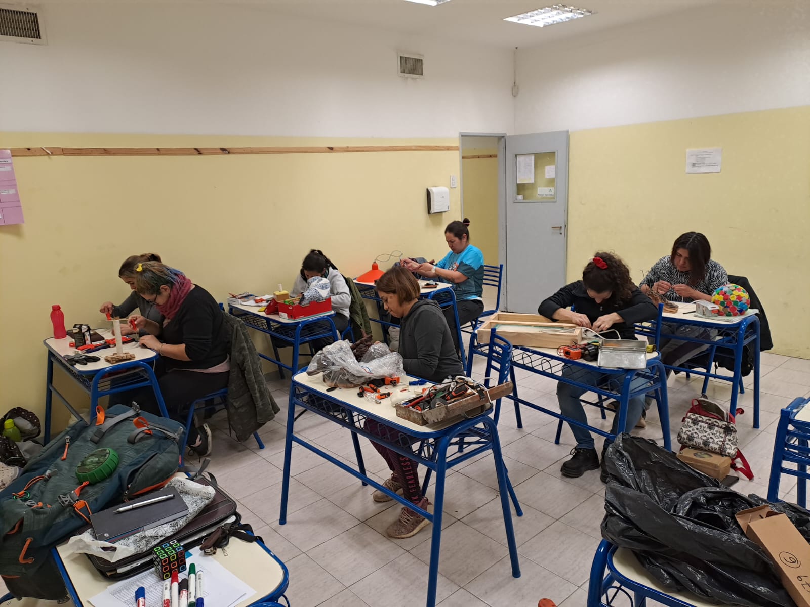 Read more about the article Programa “Mujeres Emprendedoras” Auxiliar Electricista domiciliaria.